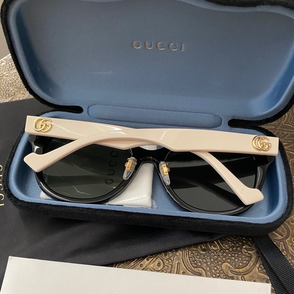 Gucci Black & Offwhite Sunglasses - Picture 3 of 4
